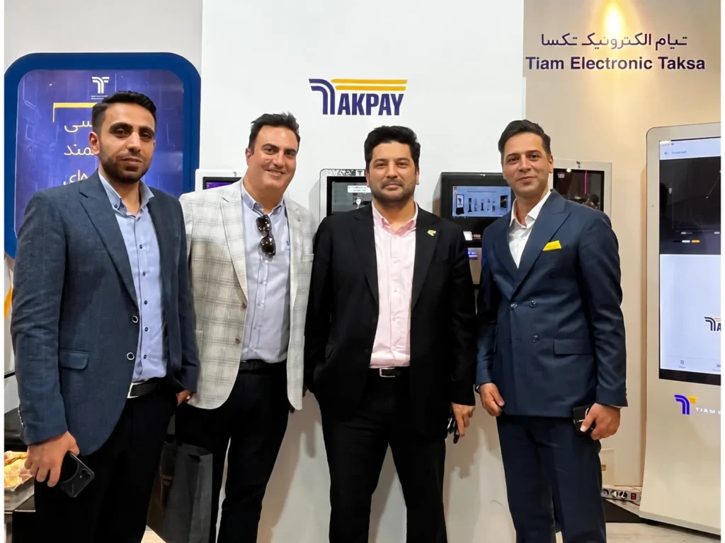 بازدید مدیرعامل بهپرداخت ملت از غرفه تیام الکترونیک تکسا بازدید مدیرعامل بهپرداخت ملت از غرفه تیام الکترونیک تکسا
